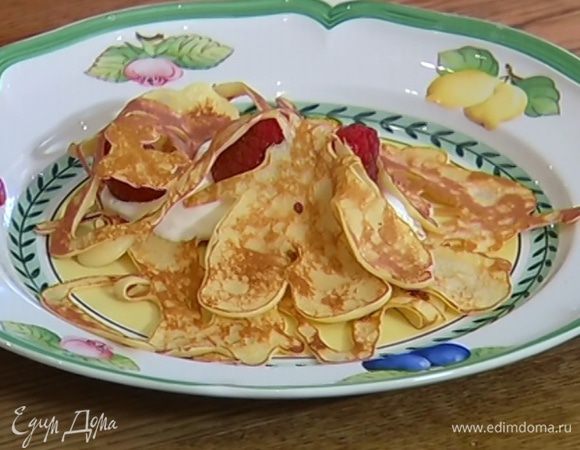 На половину узорных блинчиков выложить по 1 ст. ложке взбитых сливок, немного малины и накрыть оставшимися блинчиками.