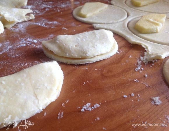 И накрыть второй половинкой, чуть прижав края.