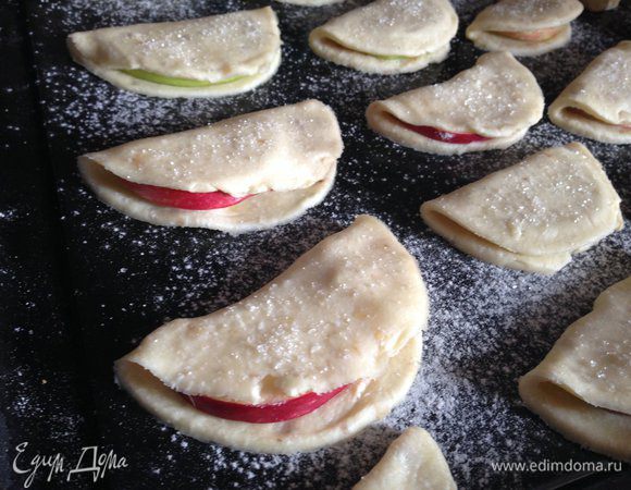 Разложить печенье на противне и выпекать в предварительно разогретой духовке до 180 градусов 20 минут.