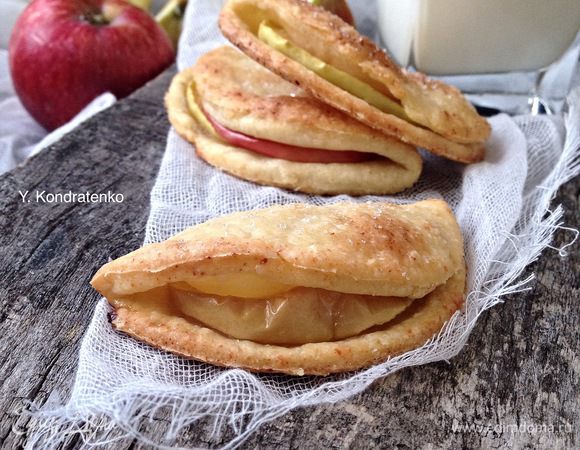 Дать печенью остыть и присыпать сахарной пудрой. Я половину посыпала корицей с сахаром (перед выпеканием).