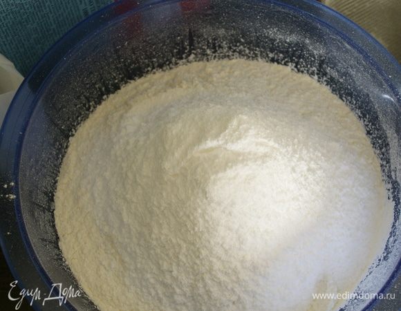 Просейте вместе муку, разрыхлитель и сахарную пудру (оставьте 2 ст.л. пудры для присыпки пирога).