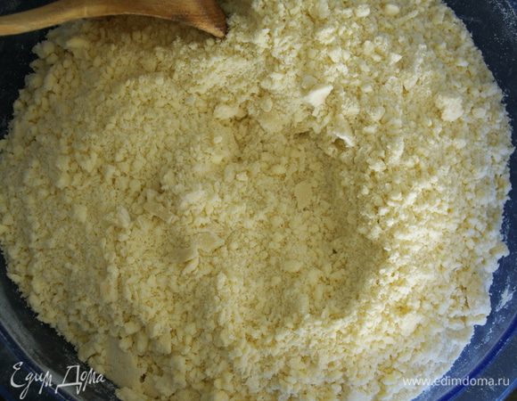 Добавить к муке охлажденное масло и порубить.