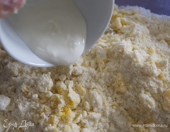 Добавьте яичные желтки и йогурт. Замесите мягкое тесто.