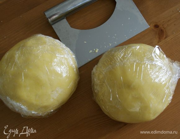 Разделите тесто на 2 части и сделайте 2 шара. Заверните в пищевую пленку. Один положите в холодильник, другой - в морозилку.