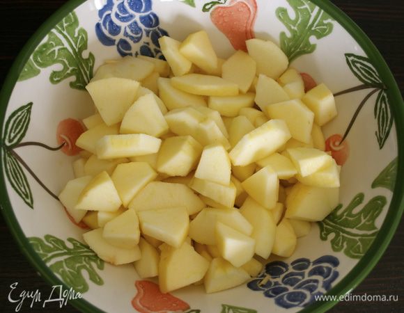 Разогрейте духовку до 180 С. Яблоки очистите и нарежьте не очень крупно.