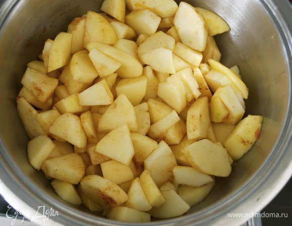 Положите яблоки в кастрюлю. Добавьте яблочный сок и специи. Накройте крышкой и тушите 10 минут на несильном огне.