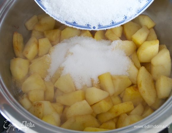 Добавьте сахар и готовьте еще 5 минут.