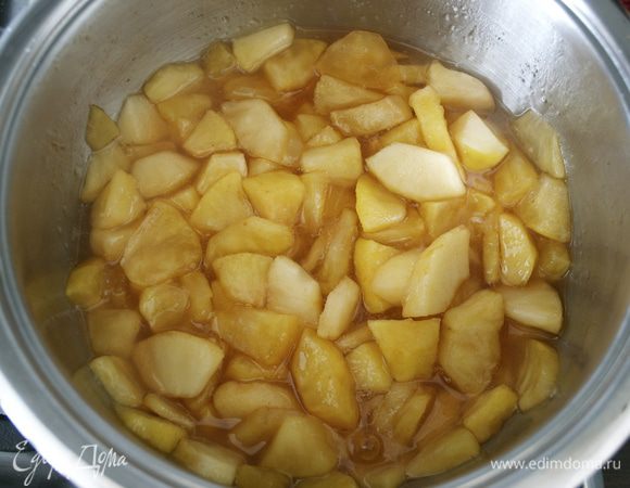 Тушите еще 3 минуты. Затем отставьте в сторону и дайте немного остыть. Яблочки получаются такого красивого янтарного цвета!!! Так бы и съела их...ложкой! )))