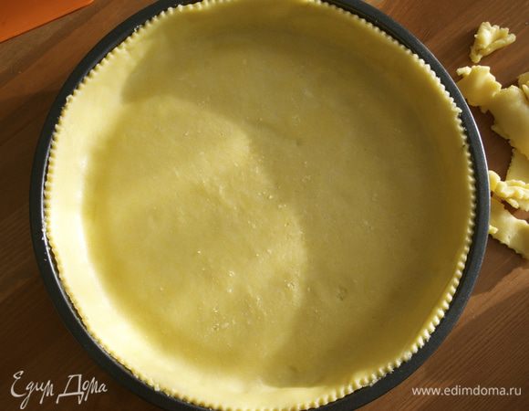 Раскатайте тесто из холодильника и переложите его в форму. При необходимости подравняйте края...