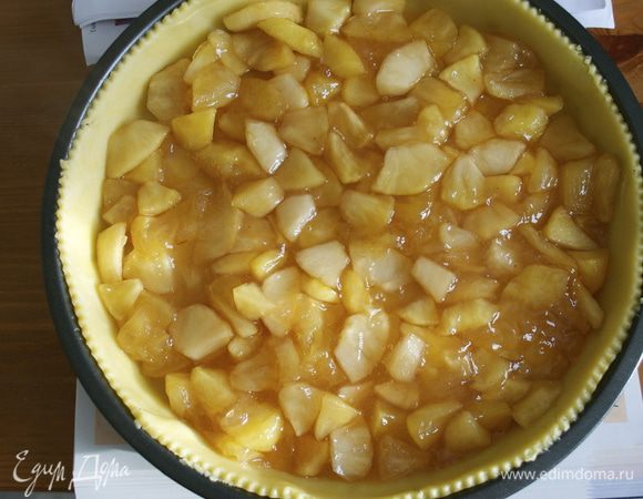 Выложите начинку.