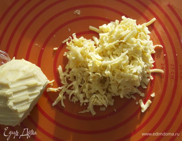 Второй кусок теста из морозилки натрите на крупной терке.