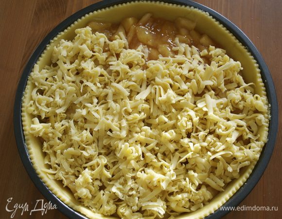 Накройте натертым тестом начинку. И посыпьте панировочными сухарями (они должны быть очень мелкими).