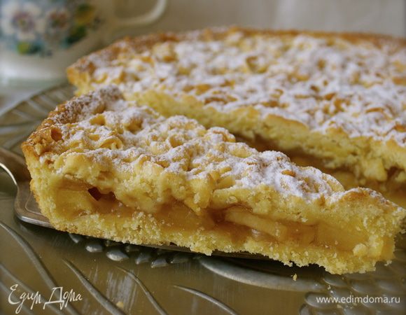 Разрежьте и подавайте к столу... Можно слегка теплым с шариком мороженого! )))