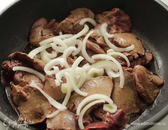 На сливочном масле обжарить печень в течение 2-3 минут. Добавить лук и, периодически помешивая, продолжать готовить еще пару минут.