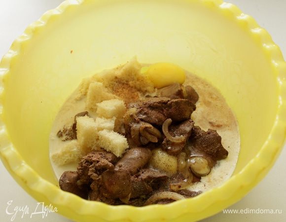 Нарезать хлеб небольшими кусочками(без корочек).
Выложить в блендер печень с луком ,добавить хлеб, сливки, яйца, мускатный орех.