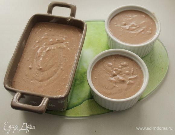 Вылить полученную смесь в смазанную маслом формы.