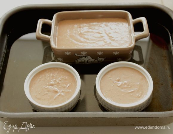 Наполнить горячей водой противень. Поставить форму с пате, накрыть фольгой и перенести в духовку. Выпекать в течение 30-45 минут.