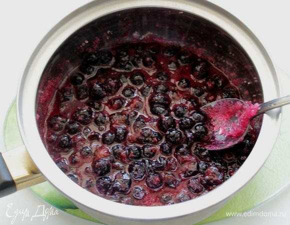 В кастрюльку налить вино, добавить сахар ,ягоду и поставить на огонь. Помешивая, довести до кипения. Уменьшить огонь и продолжать варить до загустения .