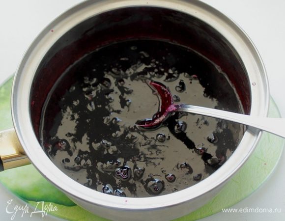 Добавить быстрорастворимый желатин,размешать,снять с огня.Остудить до теплого состояния.