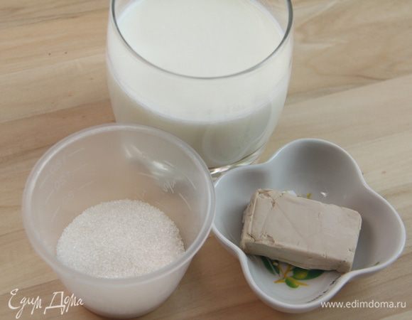 Молоко слегка подогреть (не более 30*С). Соединить молоко, сахар, дрожжи.

