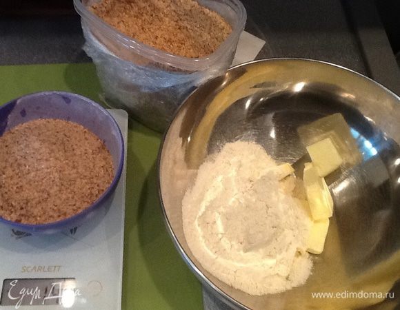 Из муки, масла,миндаля и двух ложек сахарной пудры замешиваем тесто.