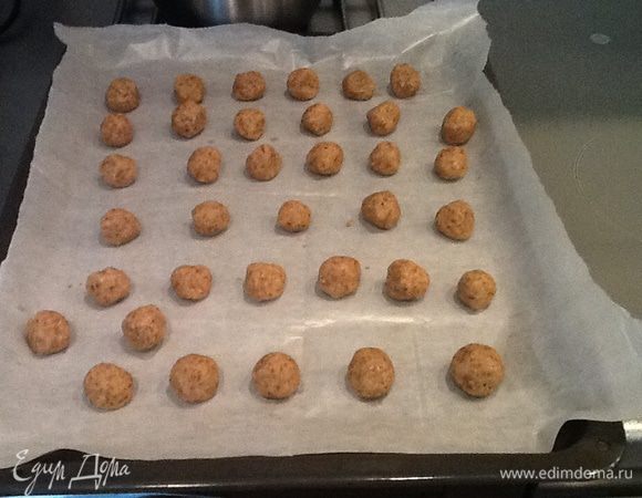 Из теста делаем  небольшие шарики и выкладываем на противень застеленный бумагой для выпечки.Выпекаем 12-15 минут при t- 180 градусов.