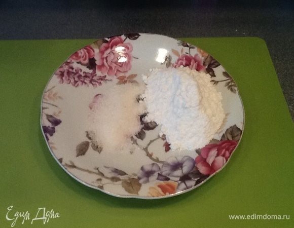 Смешиваем 50 г сахарной пудры с пакетиком ванильного сахара (пакетик 12 г и еще горячие печеньки обваливаем в этой смеси.