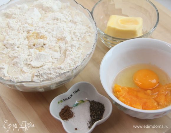 В полученную смесь ввести яйцо, желтки, размягчённое сливочное масло, соль, тимьян и щепотку мускатного ореха.