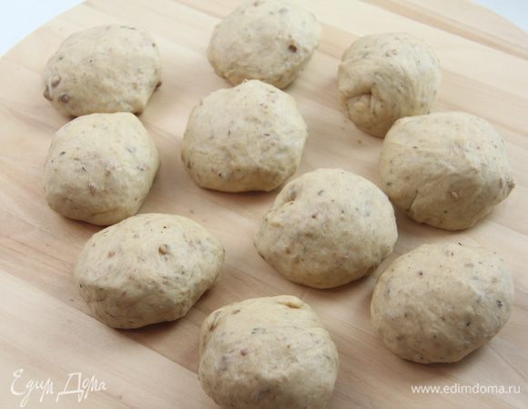 Тесто разделить на 10 равных частей, скатать в колобки.