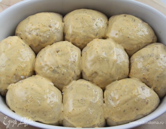 Для глазури смешать сливки и желток до однородного состояния. Смазать поверхность булочек сливочной глазурью. Присыпать крупной (!) морской солью.