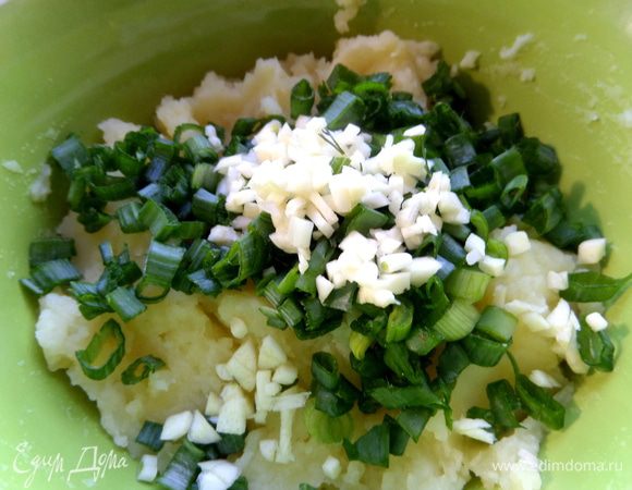 Туда же чеснок,соль,если в пюре маловато...Перемешать.