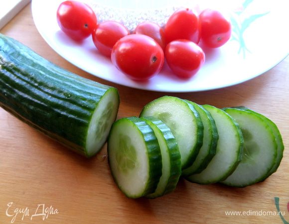 Готовим красивую подачу...Для этого огурец нарезать на толстенькие кружки.