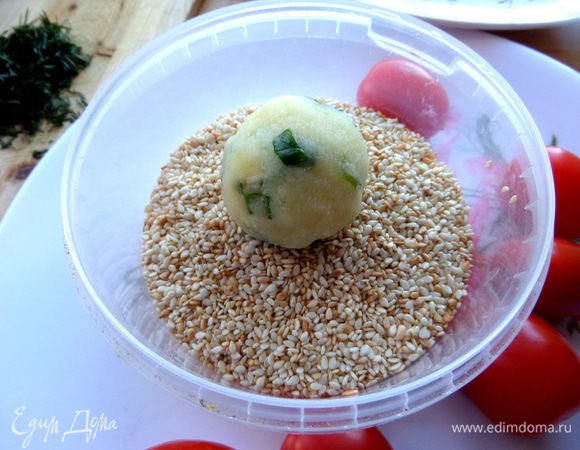 Бомбочку валяем в поджаренном солёном сезаме. Я его делаю заранее вот по этому рецепту: http://www.edimdoma.ru/retsepty/55732-solenyy-sezam-dlya-salatov