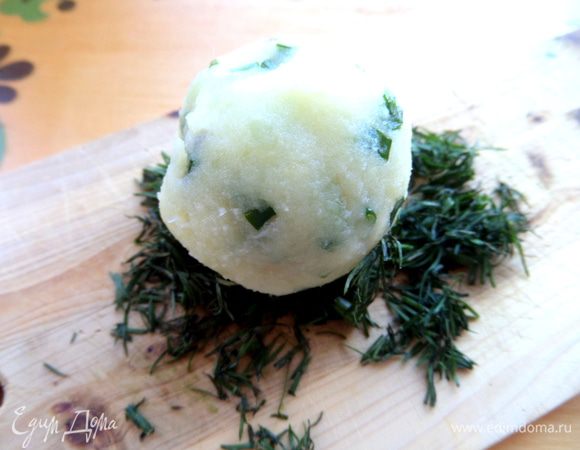 Другую бомбочку валяем в укропе)))