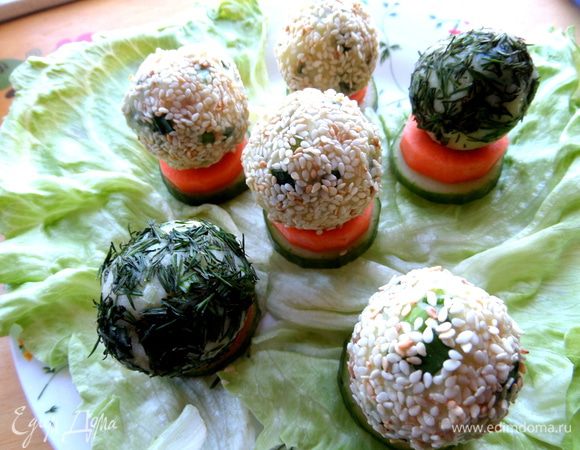 Позже я решила для полноты картины подать на салатных листьях нашу закусочку)))