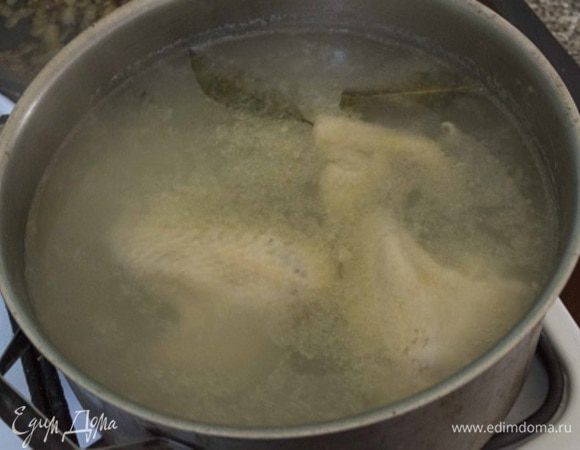 Сварить бульон с добавлением пряностей: залить холодной водой крылышки и варить на среднем огне 30 мин с момента закипания.