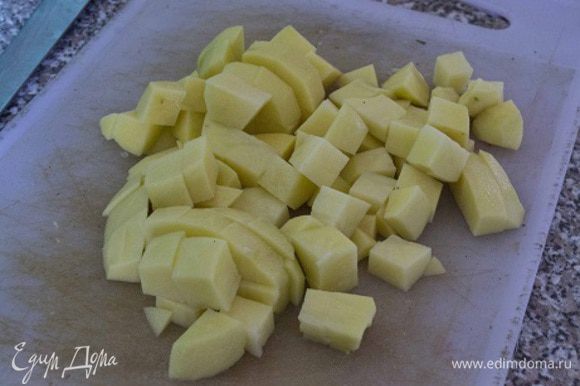 Добавить нарезаный средним кубиком картофель, варить еще 15 мин.