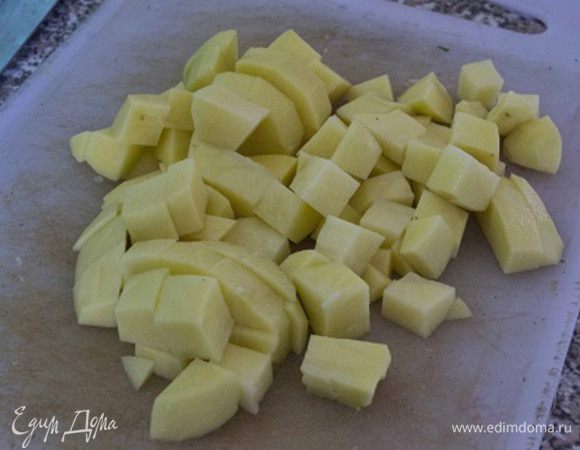 Добавить нарезаный средним кубиком картофель, варить еще 15 мин.