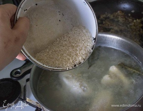 Теперь добавить промытый рис,