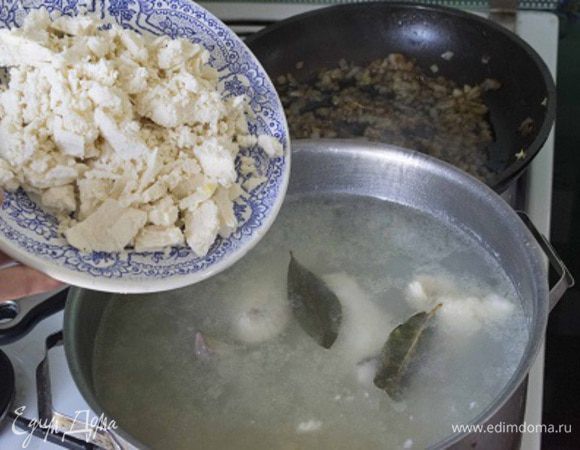  натертый на терке сырок, я просто размяла его вилочкой, и сметану. Доводим до кипения и варим 15 мин, до полуготовности риса.