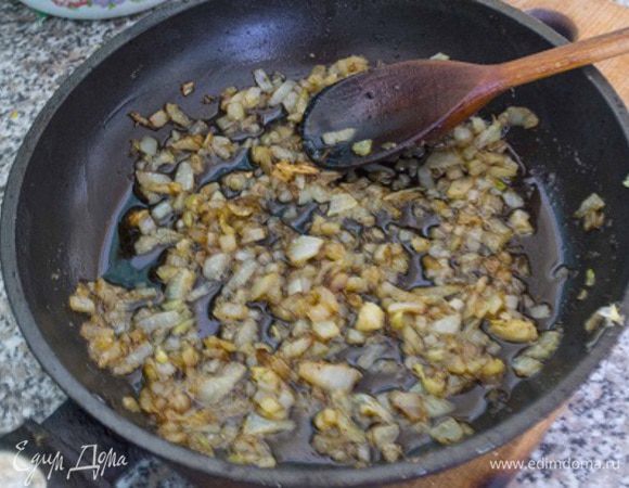 Луковицу очистить очень мелко нарубить и обжарить в небольшом колличестве масла до прозрачности и легкой золотистости. Зажарочку добавить в закипевший суп.