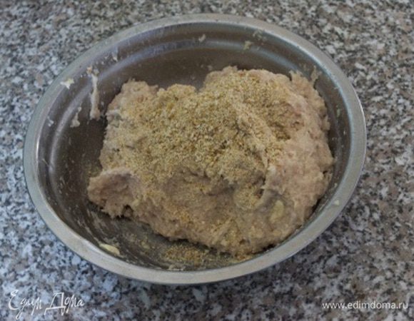 Для кнелей: куриное филе пропустить через мясорубку. Добавить яйцо, сухари, посолить и поперчить. Хорошо вымесить.