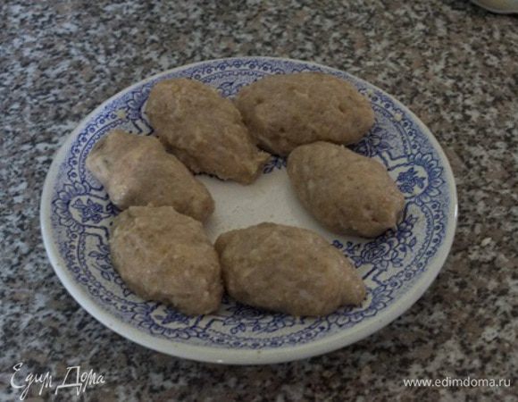 Сформировать небольшие кнели, чуть крупнее грецкого ореха. Я слепила 6 штучек, на двоих с мужем. 