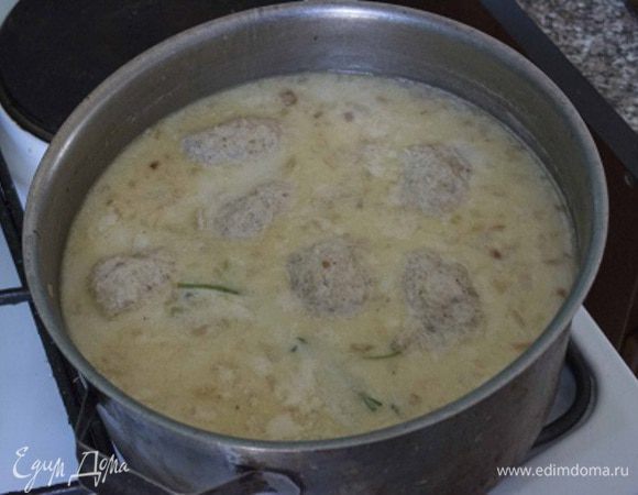 В уже готовый суп аккуратно поместить кнели, посолить по вкусу. Варить до всплывания кнелей на поверхность, около 10 мин.