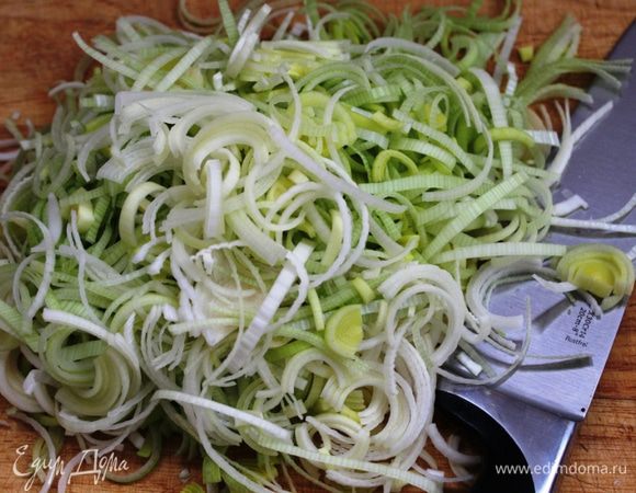 Лук-порей (только белую часть) нашинковать полукольцами.