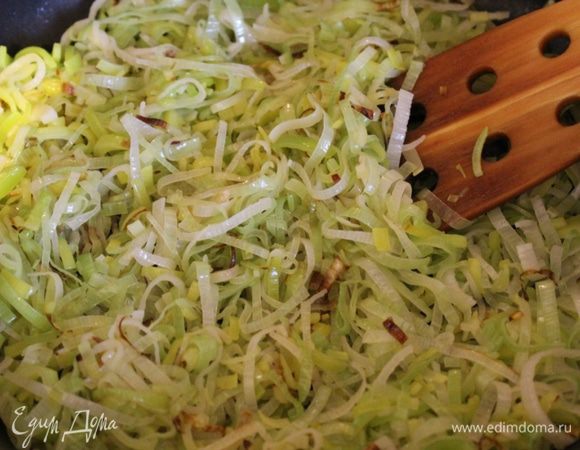 Пассировать на оливковом масле, пока лук не станет прозрачным, добавить рубленный чеснок.