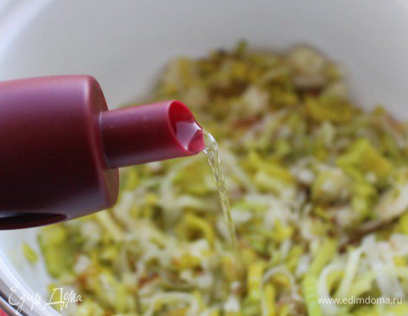 Переложить в сотейник, влить вино и тушить на слабом огне 4-5 минут.