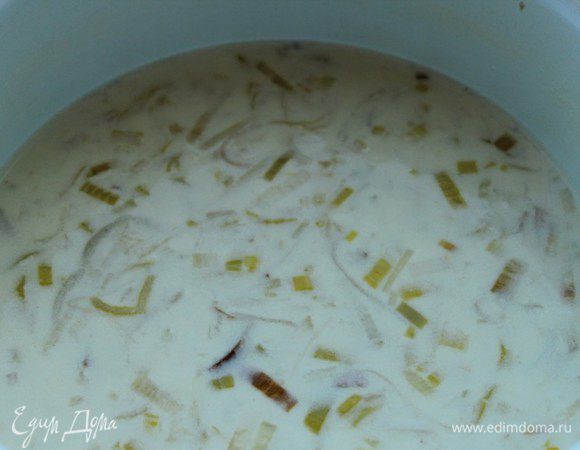 Постоянно помешивай влить бульон, а потом сливки. Варить на слабом огне, приправив солью, перцем и мускатным орехом 3-4 минуты.