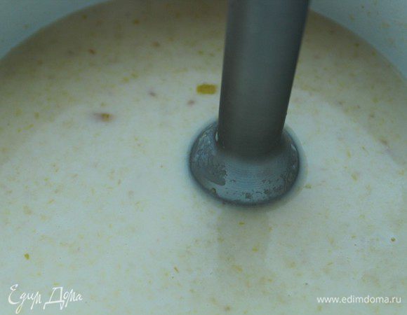 Пюрировать суп при помощи блендера. Подавать с гренками...