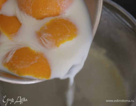 ВНИМАНИЕ! ВАЖНО! Все ингредиенты должны быть комнатной температуры!
Начнем с приготовления обыкновенного заварного крема. Молоко поставим нагреваться на огонь, положив туда предварительно крупно нарезанную цедру апельсина.